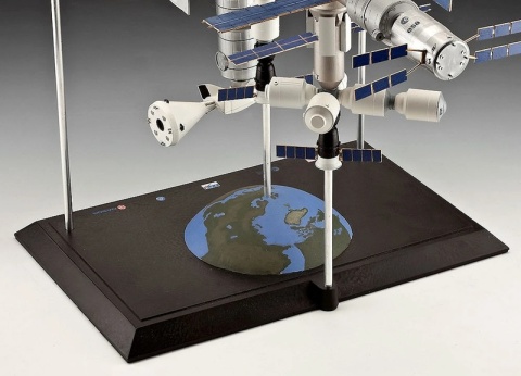 Revell 05651 1/144 Gift Set 25th Anniversary ISS Platinum Edition