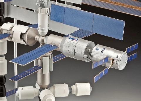 Revell 05651 1/144 Gift Set 25th Anniversary ISS Platinum Edition