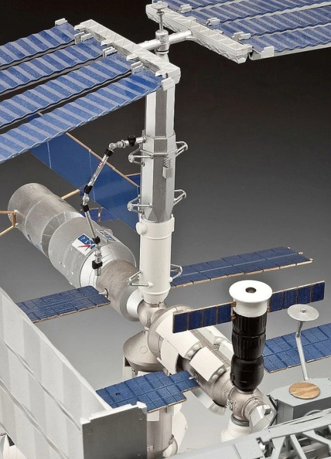 Revell 05651 1/144 Gift Set 25th Anniversary ISS Platinum Edition