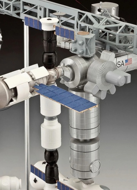 Revell 05651 1/144 Gift Set 25th Anniversary ISS Platinum Edition