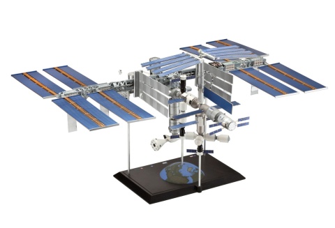 Revell 05651 1/144 Gift Set 25th Anniversary ISS Platinum Edition Revell 05651 1/144 Gift Set 25th Anniversary ISS Platinum Edition