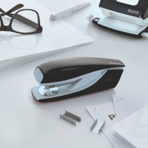 Zszywacz średni metalowy WOW, czarny, 10 lat gwarancji, 30 kartek LEITZ 55021095