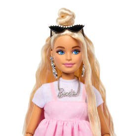 Barbie Deluxe Style Lalka w stroju w stylu Barbiecore, blond włosy z koczkiem