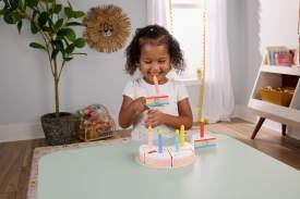 Fisher-Price Drewniany tort urodzinowy Zestaw z 14 elementami do zabawy w dekorowanie i serwowanie