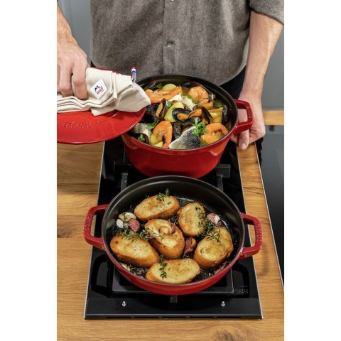 Zestaw 2 naczyń żeliwnych z pokrywką STAUB 40508-384-0 - czerwony 24 cm