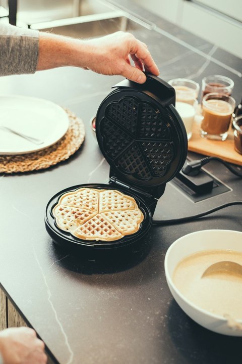 SEVERIN WAFLOWNICA, KSZTAŁT GOFRÓW SERCE, STAL, POWŁOKA ZAPOBIEGA. PRZYWIERANIU, MOC 1300W WA2103