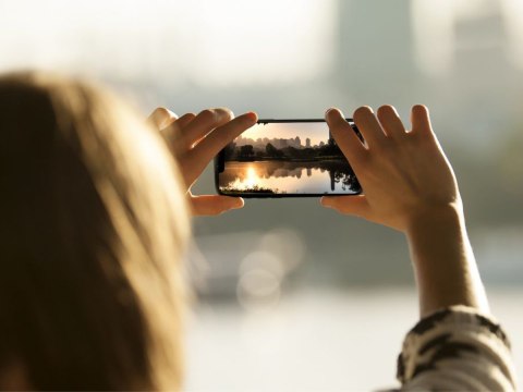 Szkło Spigen ALM Glass FC do Apple iPhone 13 Mini Black