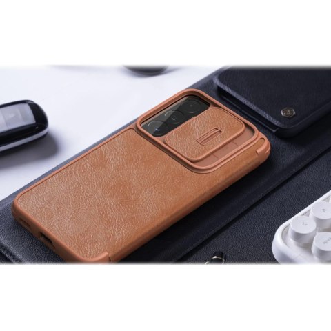 Nillkin Qin Leather Pro Case etui do Samsung Galaxy S22 osłona na aparat kabura pokrowiec obudowa z klapką brązowy