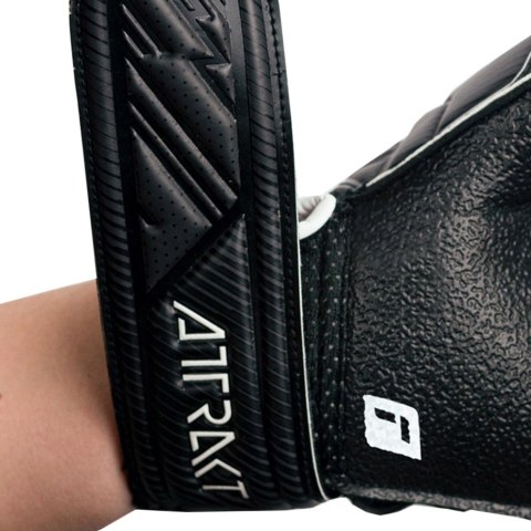 Rękawice bramkarskie Reusch Attrakt Resist Finger Support Junior czarne 5272610 7700 Rękawice bramkarskie Reusch Attrakt Resist Finger Support Junior czarne 5272610 7700