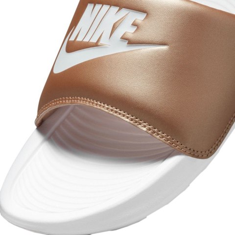 Klapki damskie Nike Victori One Slide brązowo-białe CN9677 900 Klapki damskie Nike Victori One Slide brązowo-białe CN9677 900