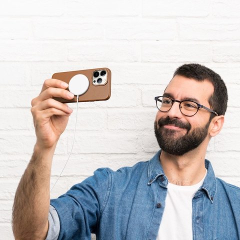 Etui Dux Ducis Grit skórzane do iPhone 14 Pro Max elegancki pokrowiec ze sztucznej skóry (kompatybilne z MagSafe) brązowy