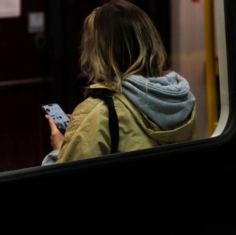 Szkło hartowane Ringke TG do iPhone 15 Privacy