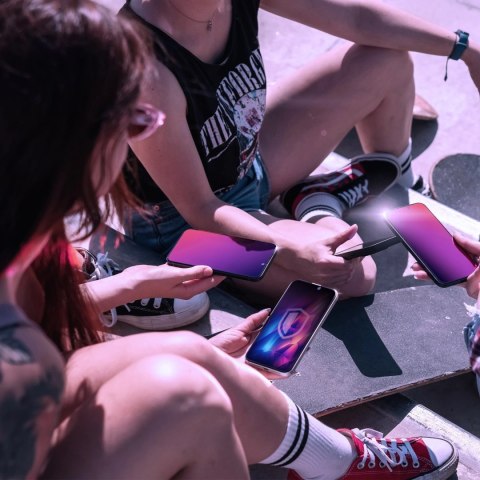 Prywatyzujące szkło hartowane na Apple iPhone 16 Pro - 3mk Rainbow Privacy