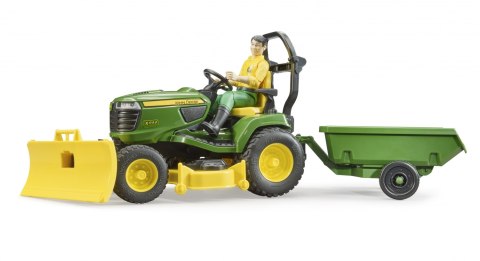 Traktorek John Deere z kosiarką, łyżką przyczepką i figurką ogrodnika BRUDER BR-62104