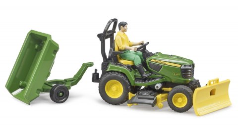 Traktorek John Deere z kosiarką, łyżką przyczepką i figurką ogrodnika BRUDER BR-62104