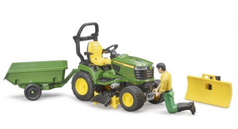 Traktorek John Deere z kosiarką, łyżką przyczepką i figurką ogrodnika BRUDER BR-62104