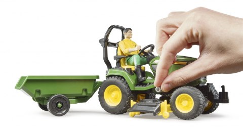 Traktorek John Deere z kosiarką, łyżką przyczepką i figurką ogrodnika BRUDER BR-62104