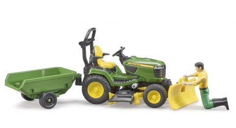 Traktorek John Deere z kosiarką, łyżką przyczepką i figurką ogrodnika BRUDER BR-62104
